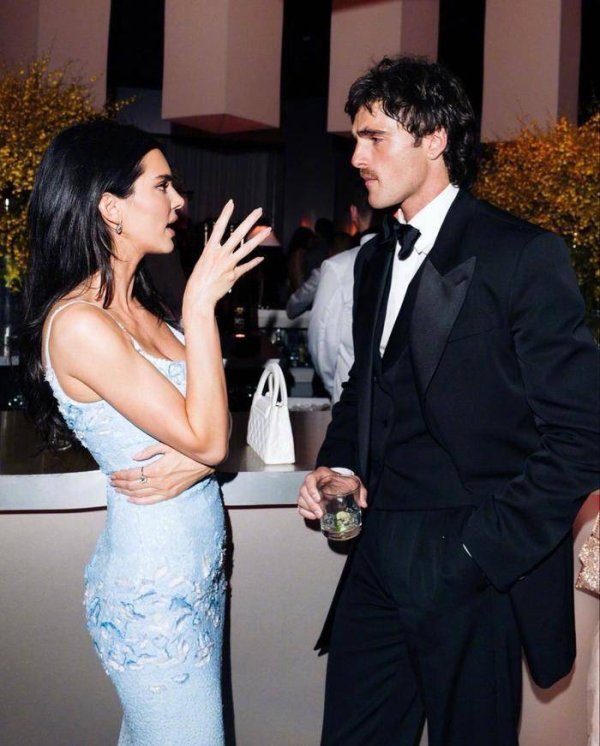 炒股配资平台知识 从NBA球星到《亢奋》男星！肯豆换男友速度惊呆网友